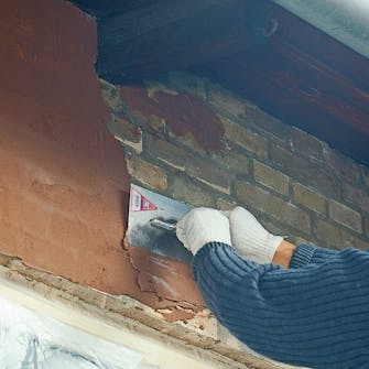 Slamma tegel: Lägg på puts ovanför fönstren Slamma tegel: Lägg på puts ovanför fönstren
